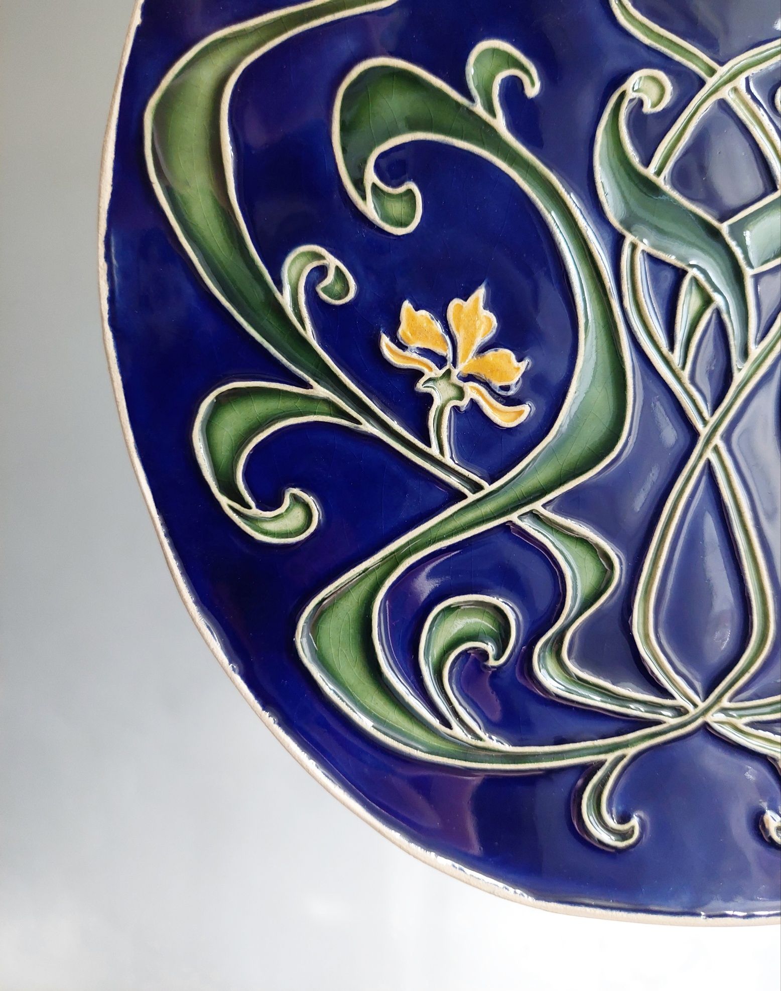 Dekoracyjna ceramika z secesyjnymi kwiatami