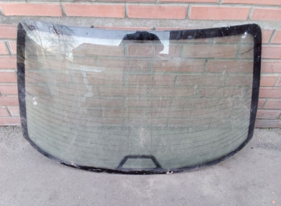 Продам заднее стекло BMW E-36 Compact