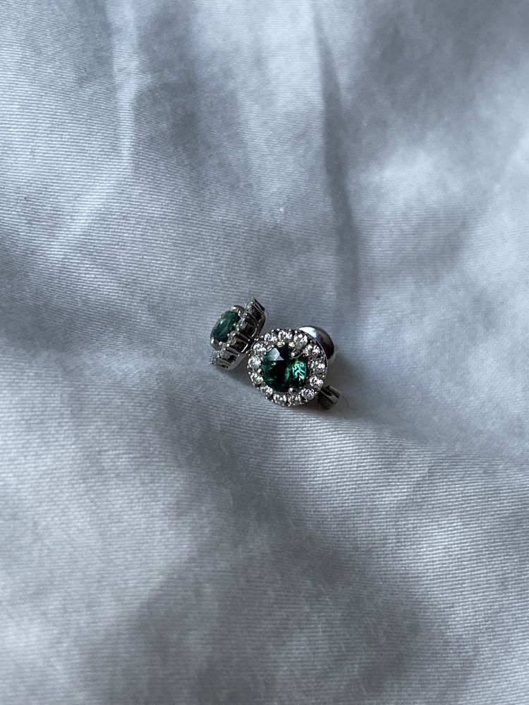 Срібні сережки з зеленим камінцем