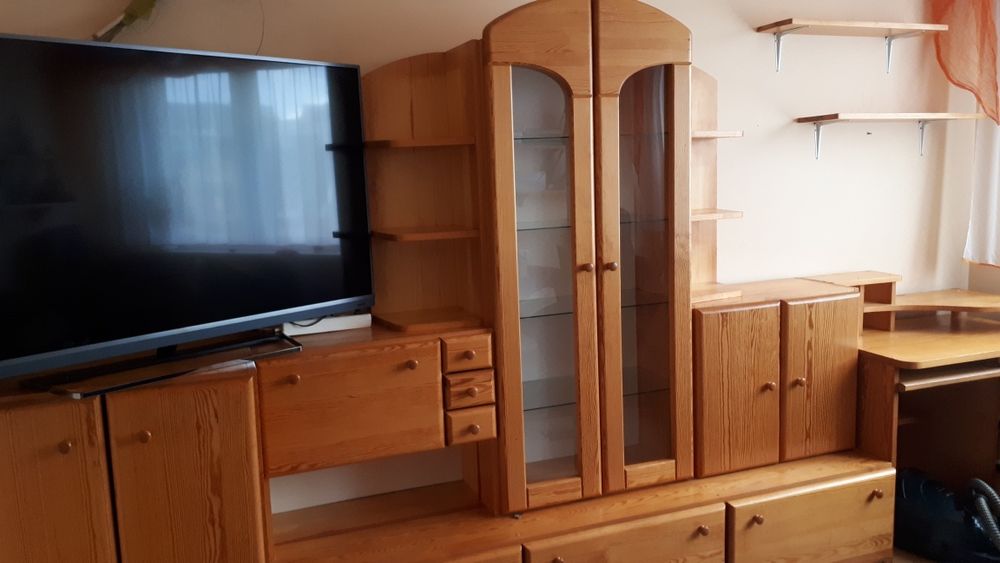 Meble drewniane, sosnowe, dł.3.60m  niskie, z biurkiem