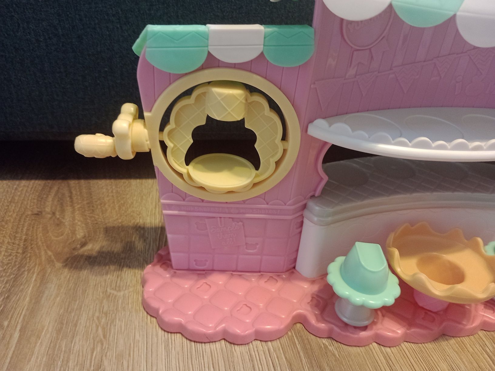 Num Noms Fabryka lakierów - Domek - Stojak