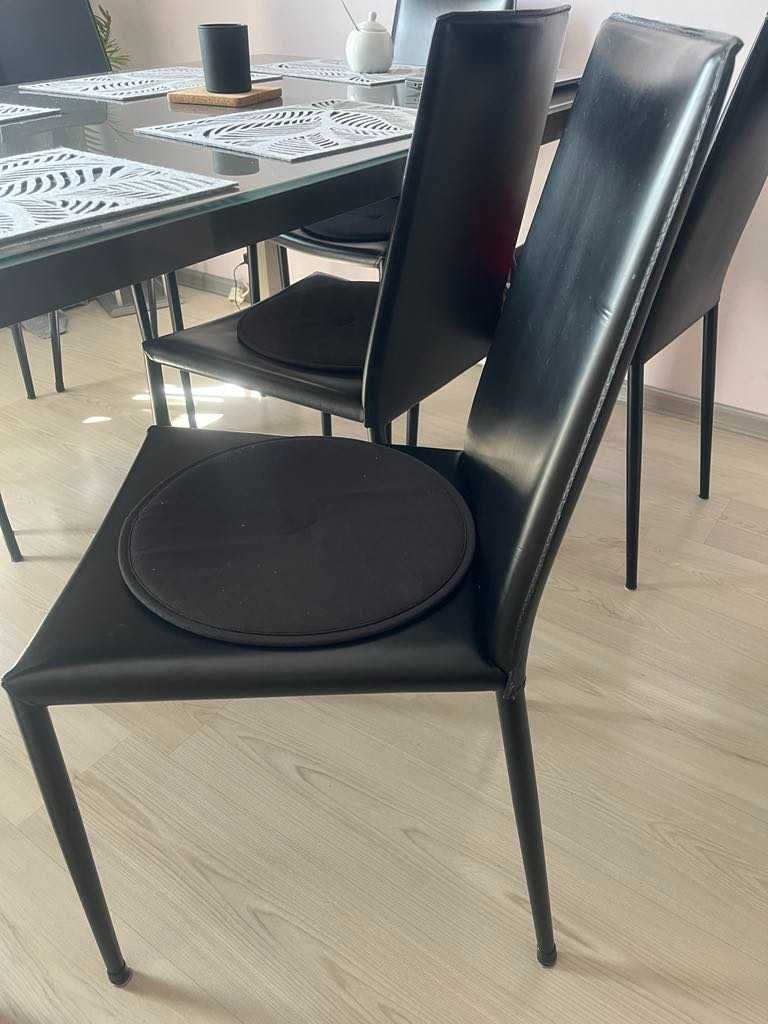 czarne krzesła ze skóry  ekologicznej