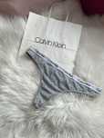 Calvin klein szare stringi majtki z gumka z napisem logo