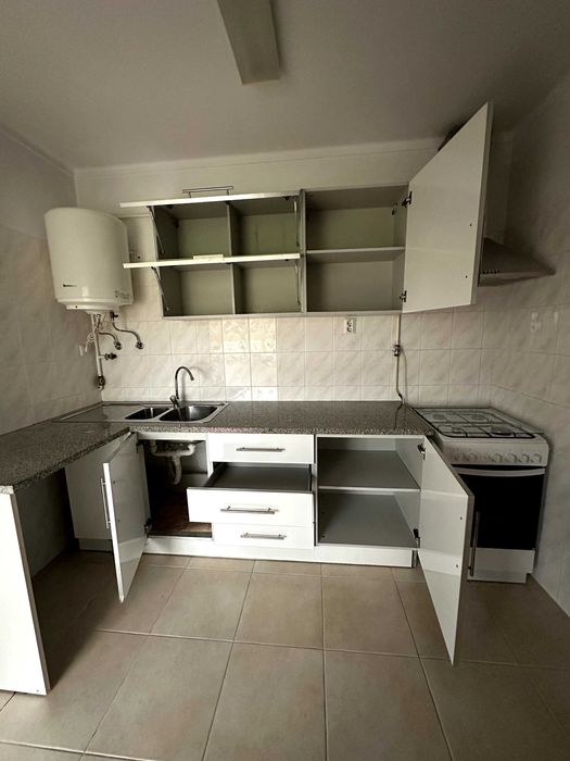 Cozinha com armários, pedra e eletrodomésticos (junto ou separado)