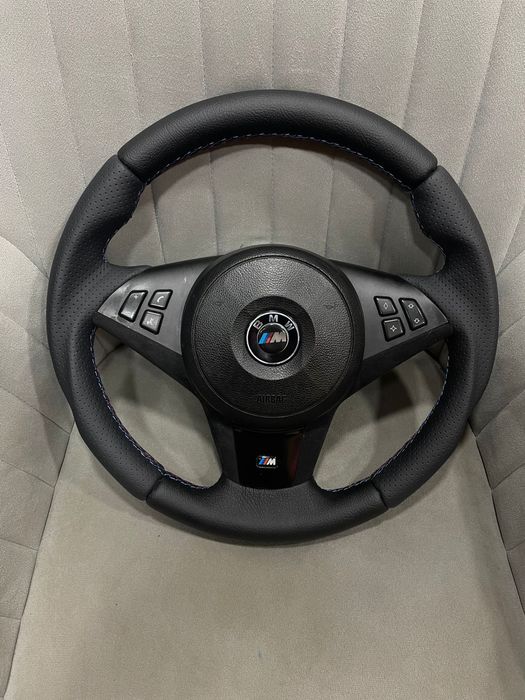Apresentamos  volante BMW E 60  estofado em pele perfurada e pele liza