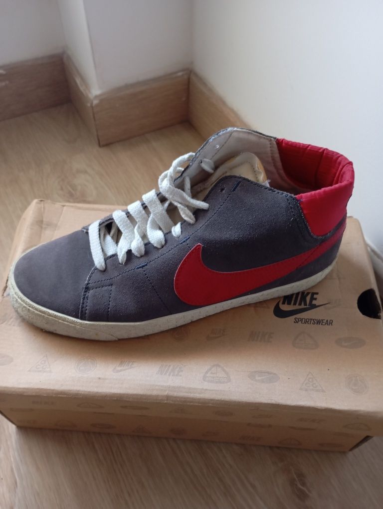 Nike retro cinza e vermelho