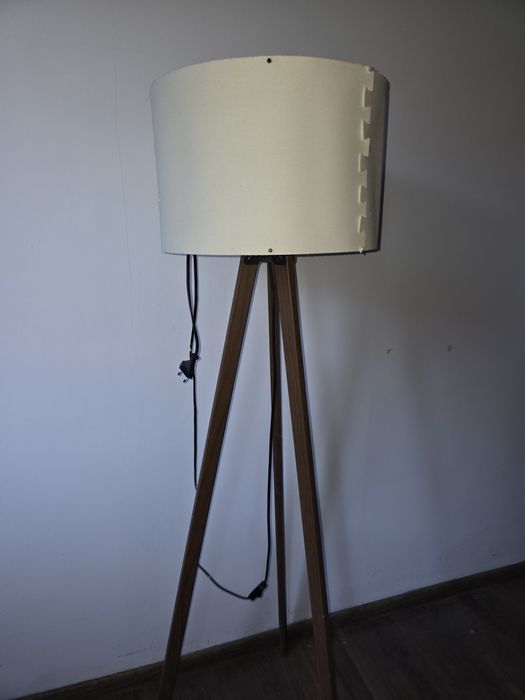 Lampa stojąca na 3 nóżkach