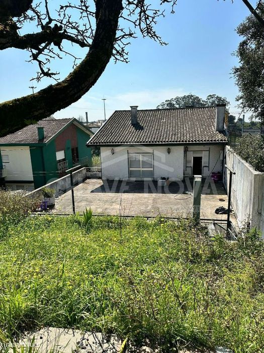 Moradia de 2 pisos e Armazém de atividade Industrial, em Aguas Santas