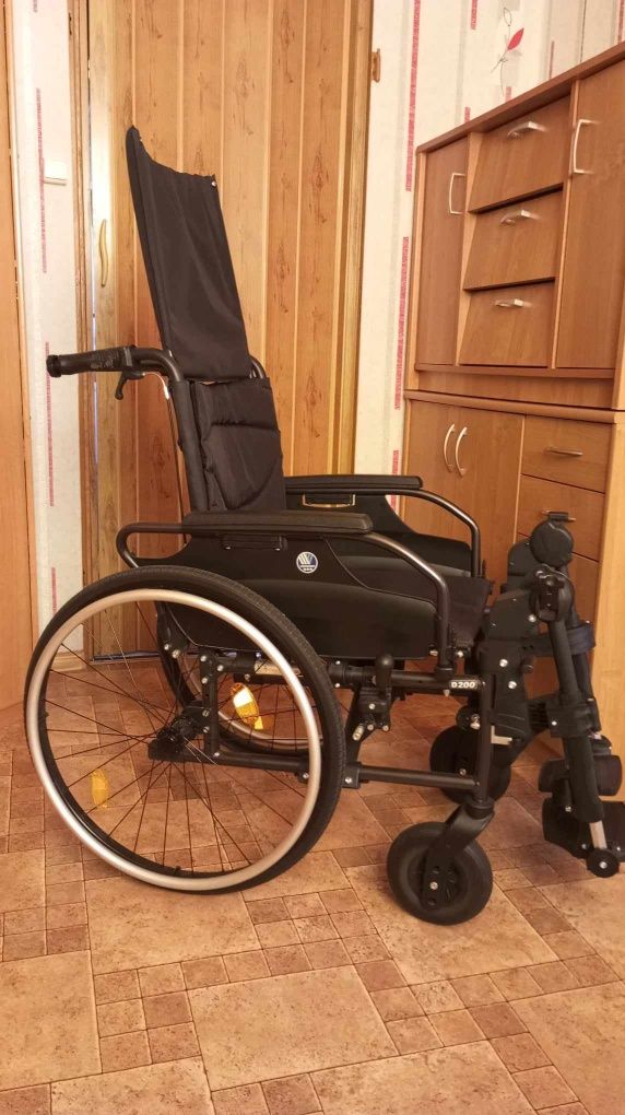 Sprzedam wózek inwalidzki i stolik.