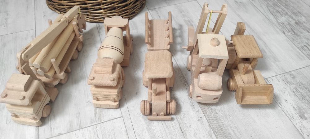 Drewniane auto z przyczepą