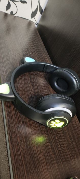 Безпроводные наушники с ушками светятся