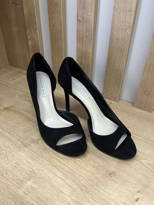 Туфлі на шпильці