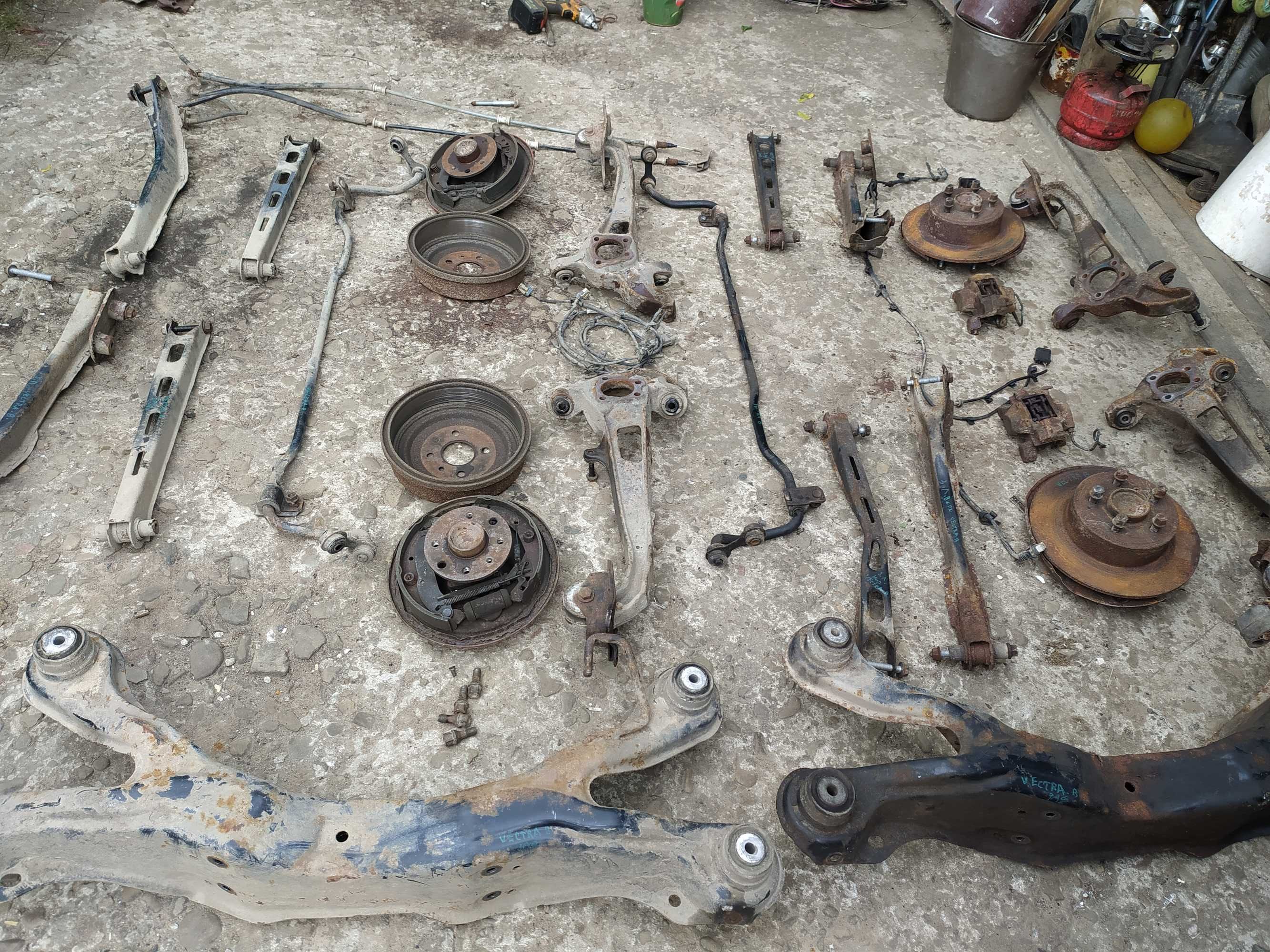 Задні ступиці Opel Vectra B. ричаги, балка, супорти .можна на прицеп