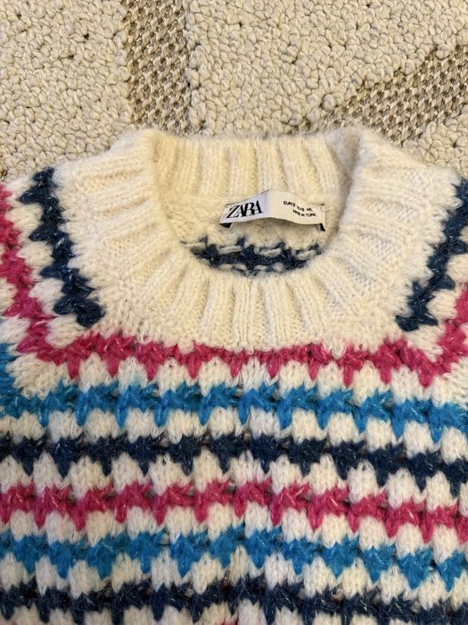 Яскравий светр Zara