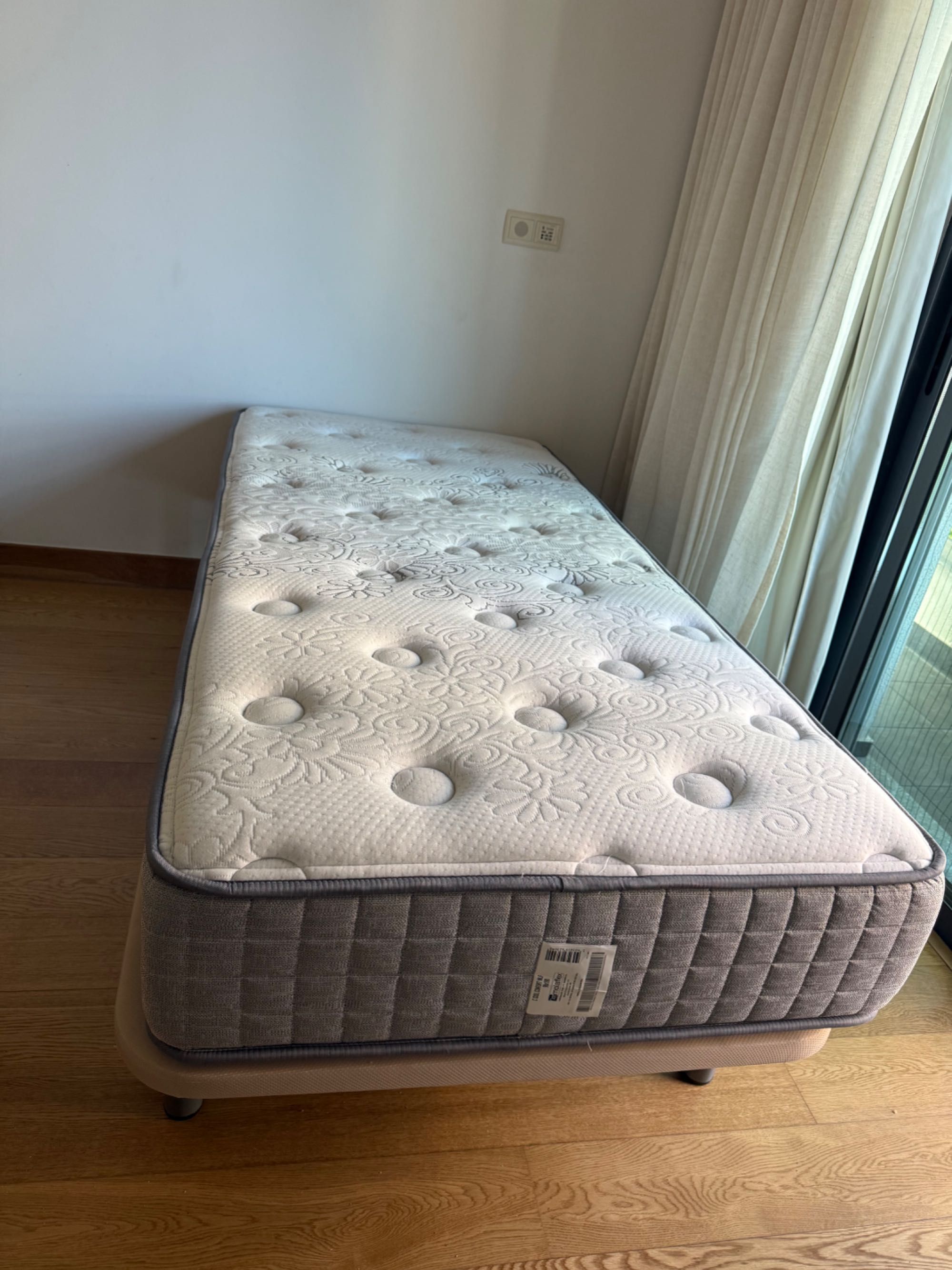 Cama solteiro quase sem uso