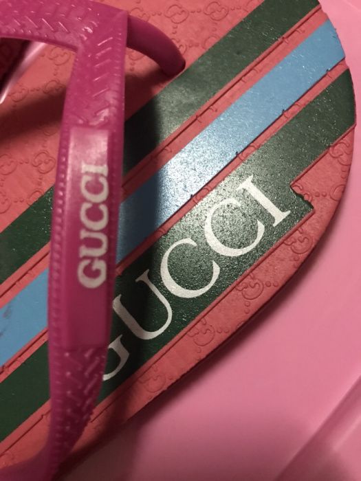 Havaianas/Chinelos Gucci