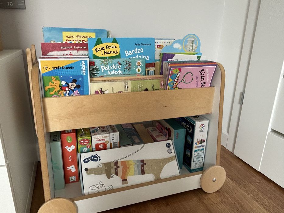 Drewniany regal dzieciecy na ksiazki na kolkach Babywood