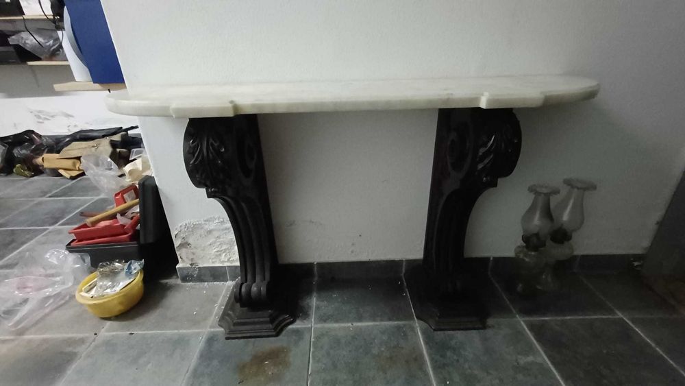 Consola de madeira nobre esculpida com tampo de mármore