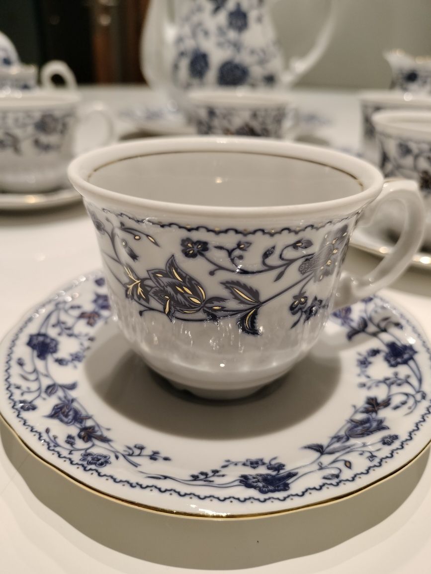 Conjunto de chá. Porcelana LG Limoges decorada a mão