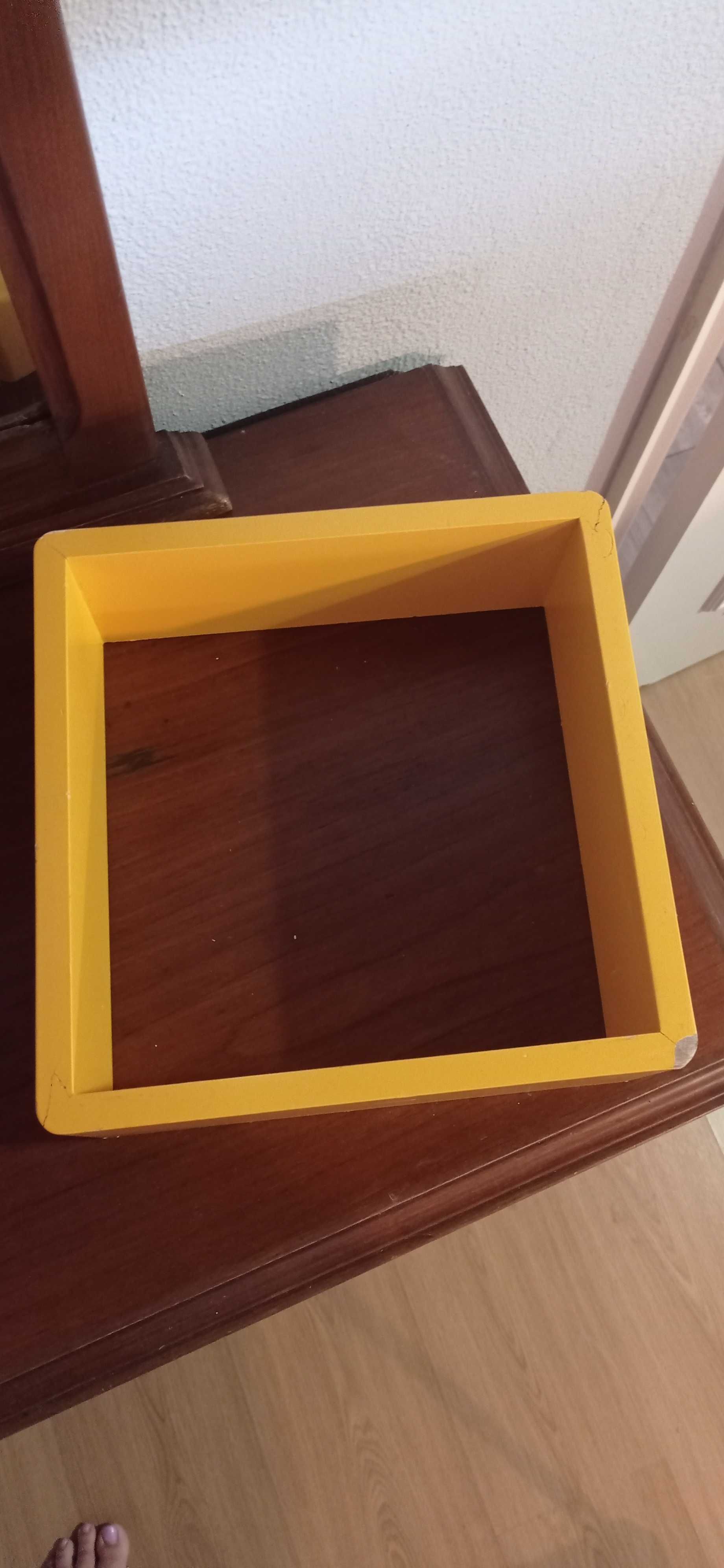 Cubo decorativo em amarelo torrado