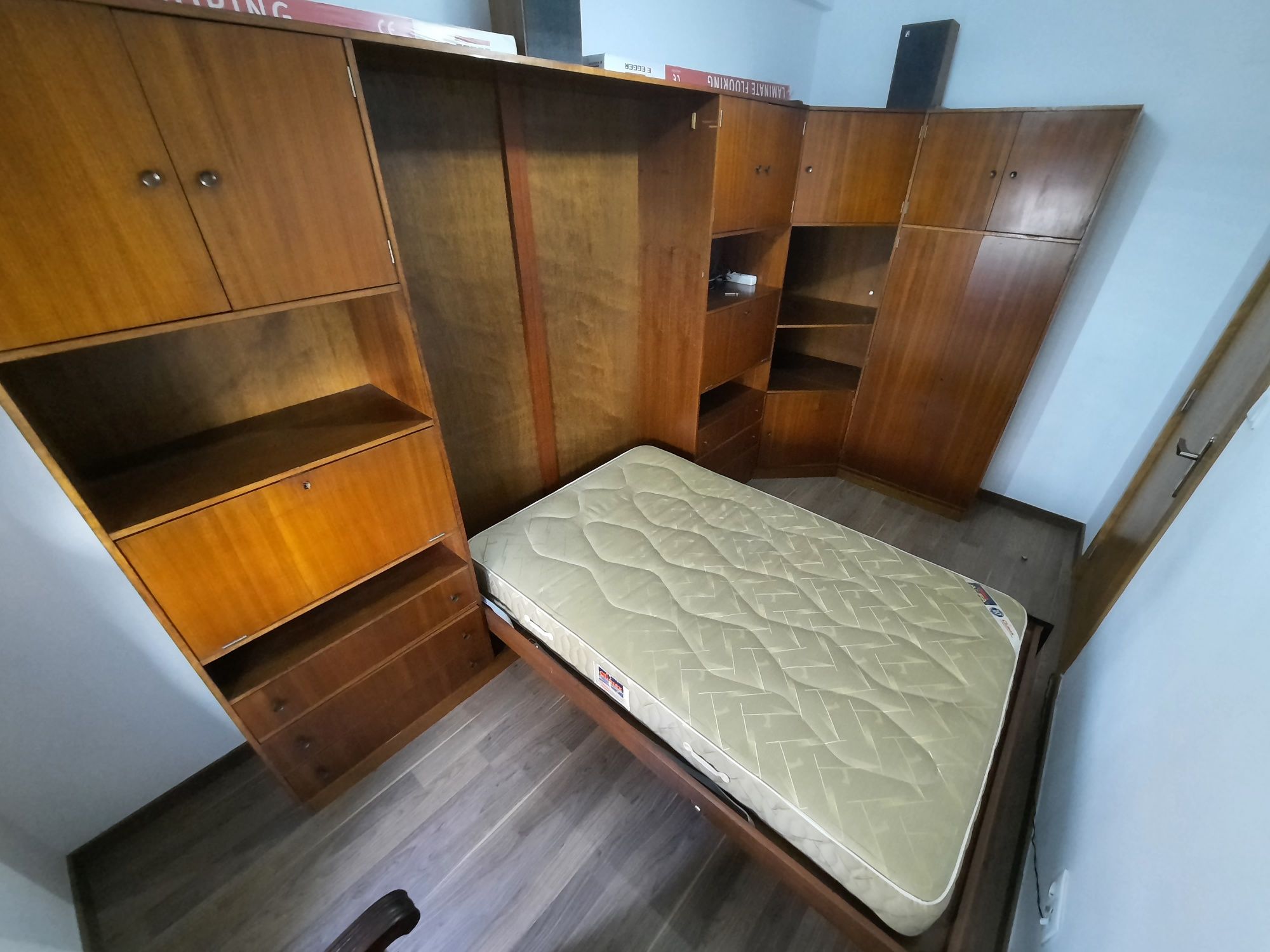 Móvel multiusos de madeira com cama rebatível