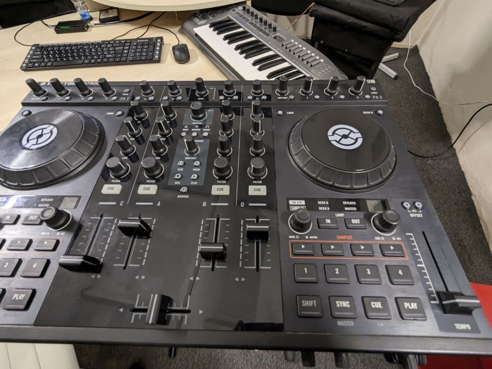 Traktor Kontrol S4, Native Instruments, діджейський пульт, контролер