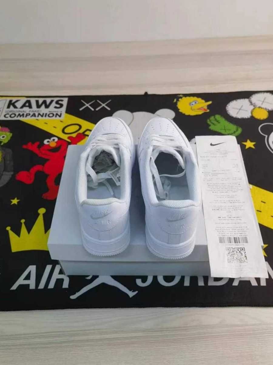 Białe buty Nike w rozmiarze 36, dostarczane w pudełku
