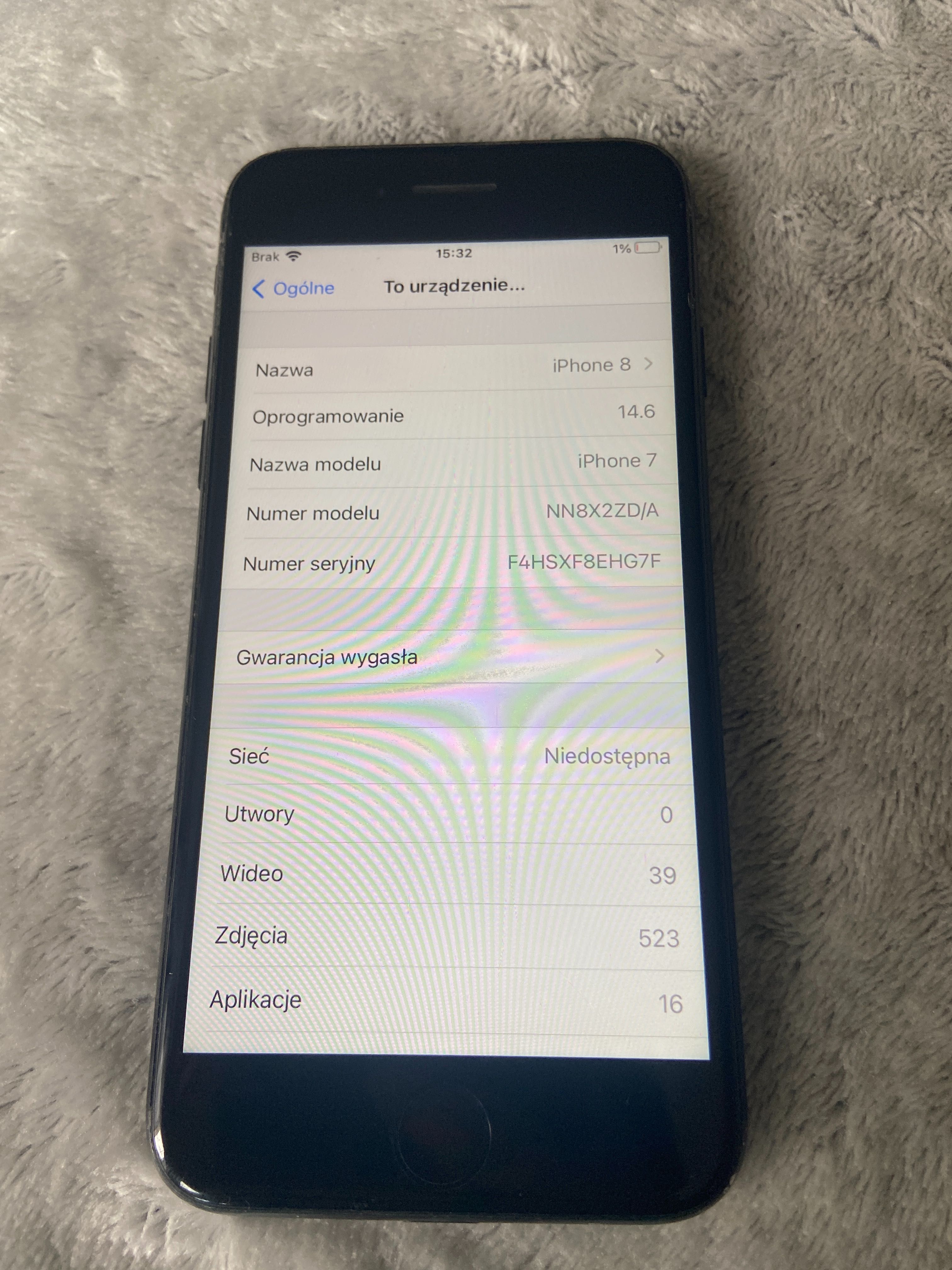 iPhone 7 32 GB Czarny + 4x Etui (w tym oryginalne Apple)