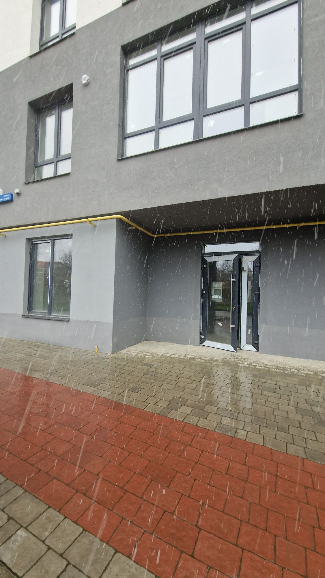 Продається фасадне комерційне приміщення