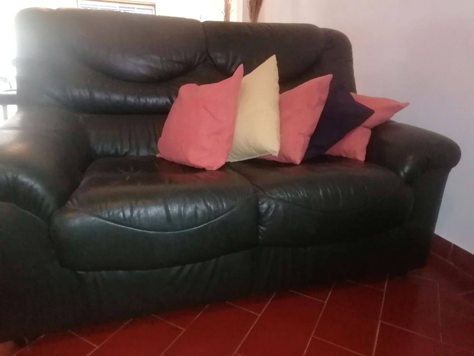 Mesa de sala c/6 cadeiras e sofás em pele