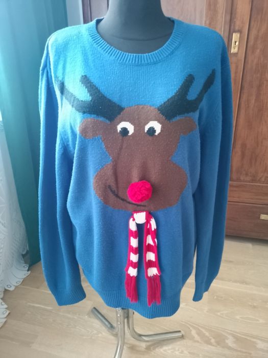 Długi niebieski sweter z reniferem