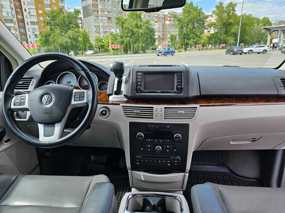 Мінівен Volkswagen Routan у максимальній комплектації SEL Premium.