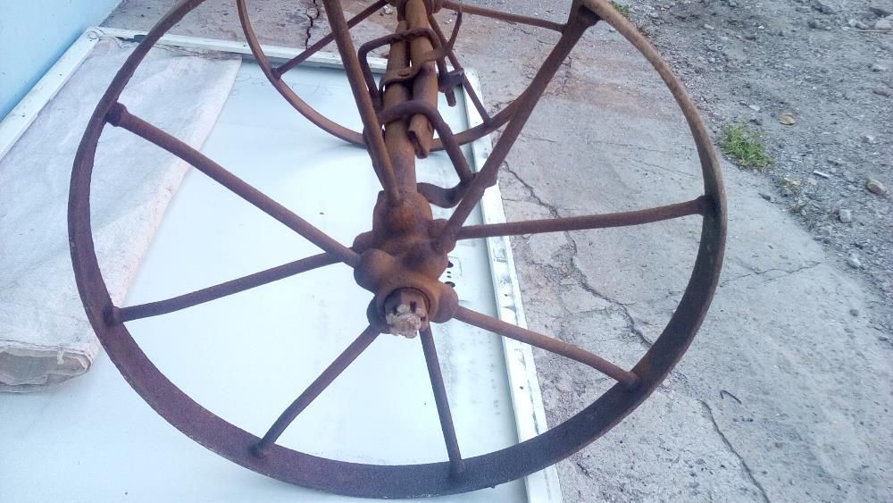 2 металлических колеса (возможно от довоенного плуга )без реставрации