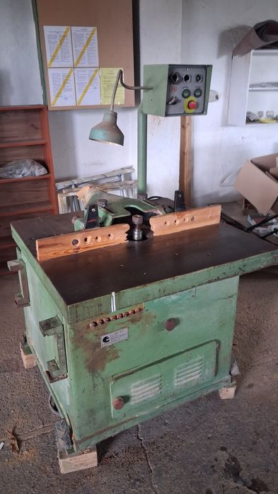 Frezarka dolnowrzecionowa uchylne wrzeciono Gomad