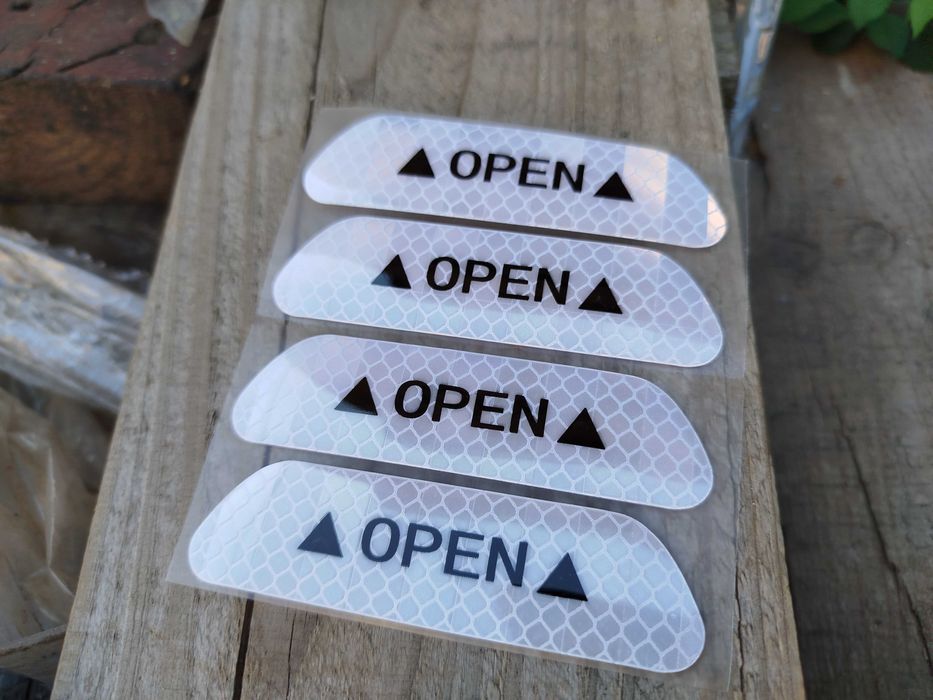 Сигнальні наклейки на двері автомобіля