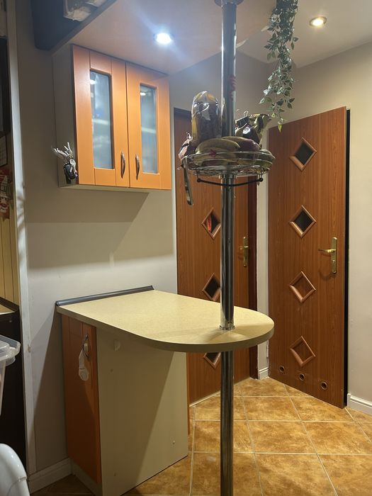 Wyspa kuchenna z blatem i szafkami