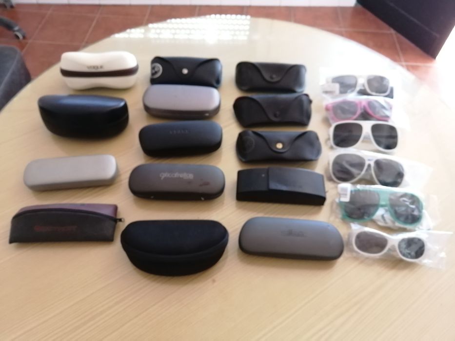 colecção de óculos de sol e graduados com respectivas caixas