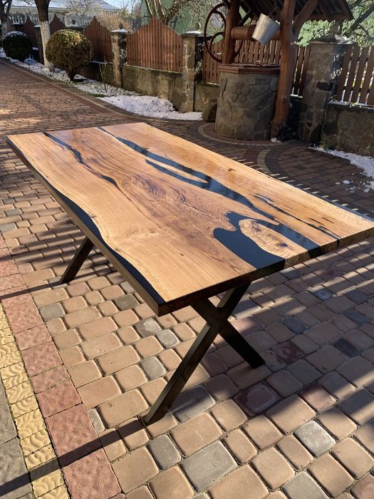 Стіл з епоксидної смоли