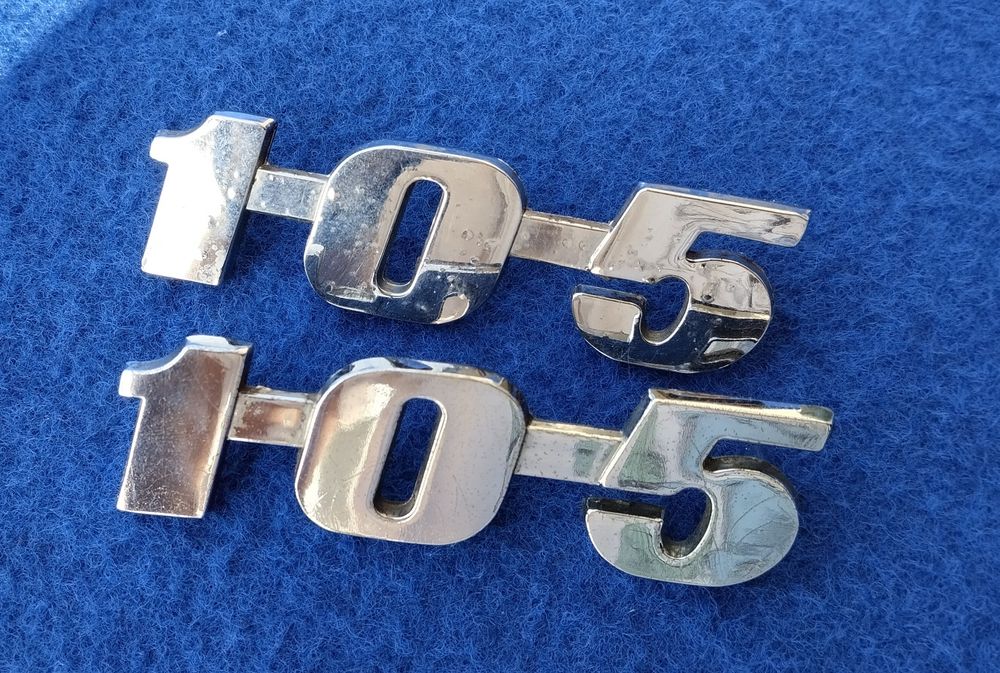 Emblemat znaczek logo chrom 105