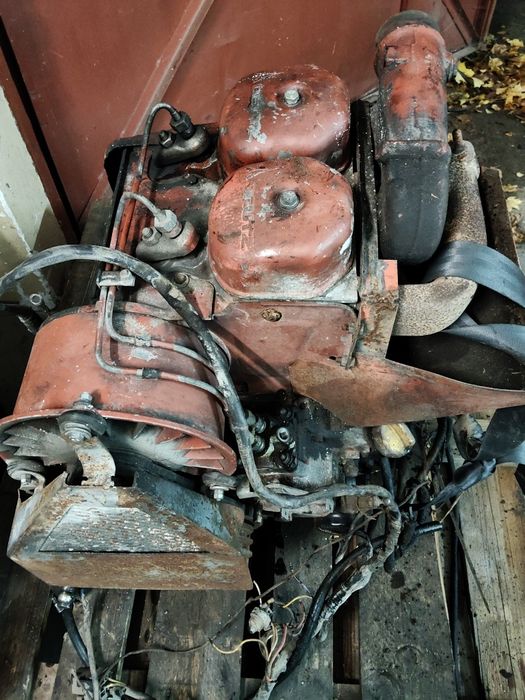 Silnik Deutz F2L511, dwucylindrowy.