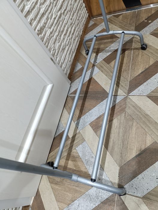 Stojak na ubrania metalowy