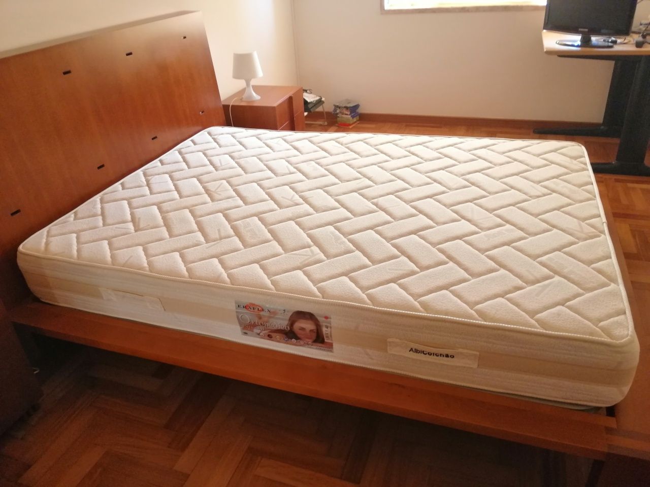 Cama de casal com duas mesas de cabeceira