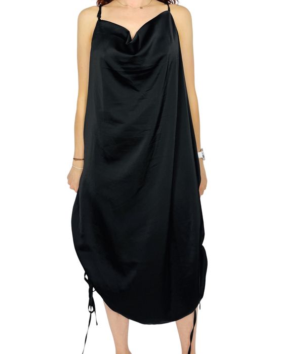 Czarna satynowa sukienka na ramiączkach 6XL 52