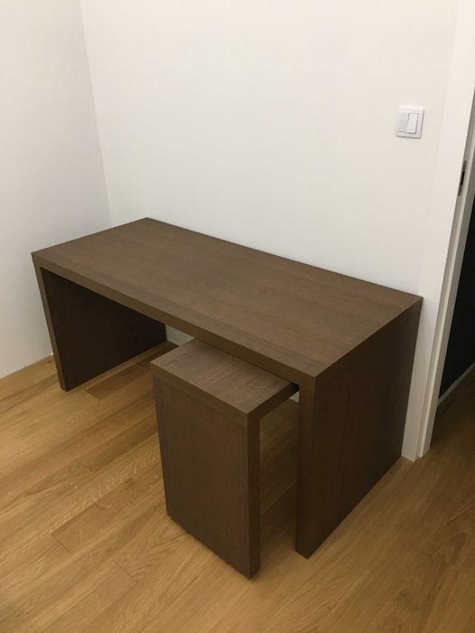 Biurko MALM z panelem bocznym wysuwanym - IKEA plus komoda pod biurko