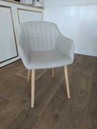 Cadeiras beges com pés madeira