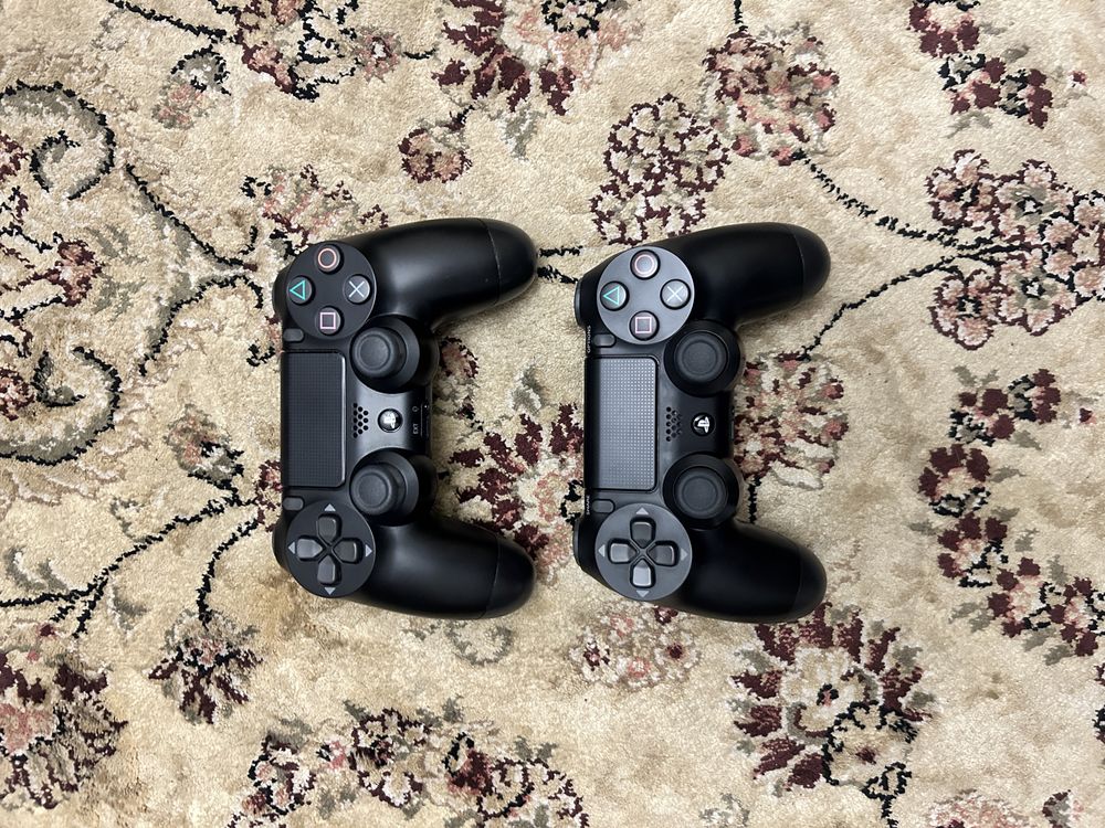 PS4 Slim 1Tb + dwa pady i ładowarka