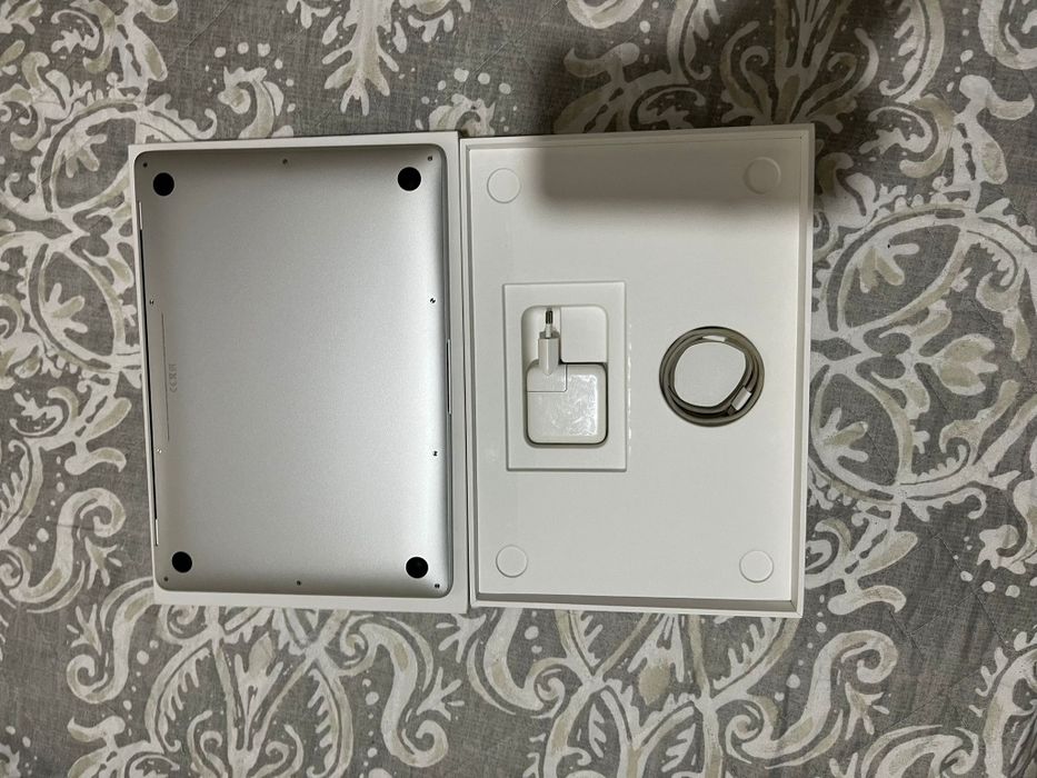 MacBook Air M1 8GB de RAM e 256GB  SSD
Descrição - Portátil App