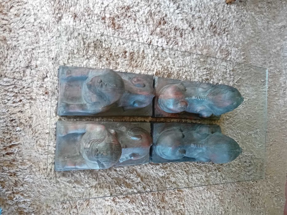 Mesa de vidro com quatro esfinges egípcias