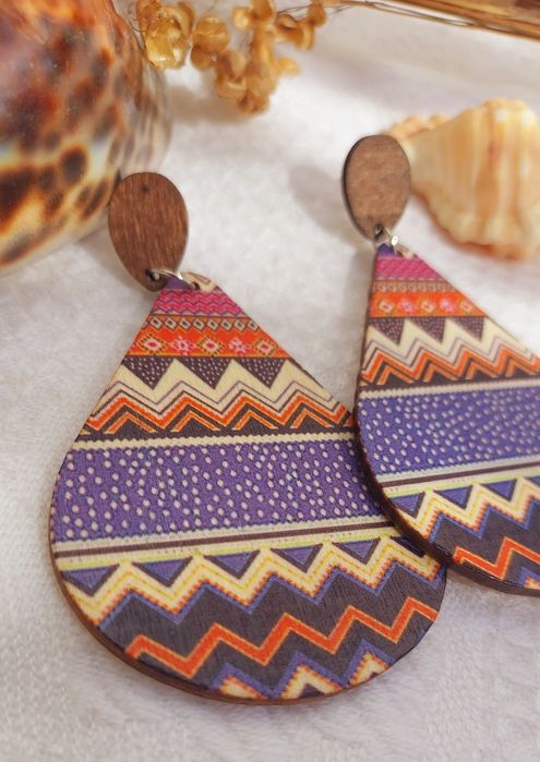 Brincos de madeira roxos e com padrão