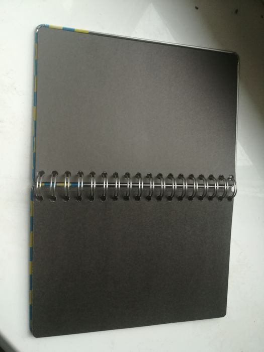 Блокнот с чёрными листами (скетчбук).